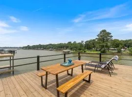 The Benjamin I - 2022 Built Luxury Retreat with Backyard Paradise with Hot Tub Outdoor Movie Screen Dock & Boat Rental