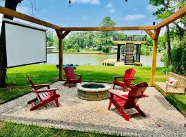 The Benjamin I - 2022 Built Luxury Retreat with Backyard Paradise with Hot Tub Outdoor Movie Screen Dock & Boat Rental، فندق مع موقف سيارات في Gun Barrel City