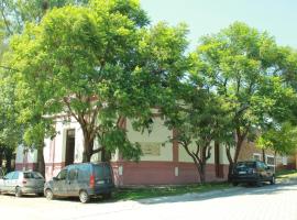 Club de Veraneantes Tulumba Hostel y suites, penzion v destinaci Villa Tulumba