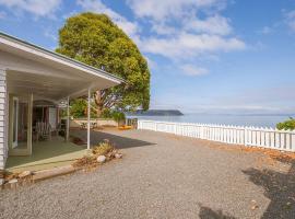 Lake Edge Cottage - Waitahanui Holiday Home, hotel with parking in Waitahanui