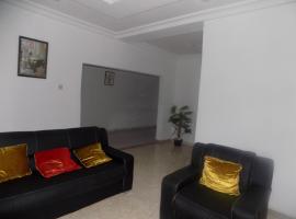 Great Secured 1Bedroom Service Apartment ShortLet-FREE WIFI - Peter Odili RD - N29,000, feriebolig i Port Harcourt
