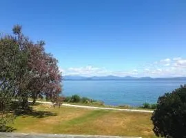 Relax Lakeside - Five Mile Bay Holiday Home
