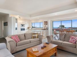 White Island Views - Ohope Holiday Home: Ohope Beach şehrinde bir villa