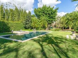 The Garden House Hot Tub Pool and Lush Garden Oasis, hotelli kohteessa Homestead