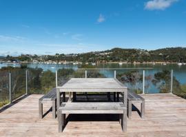 The Tide Watcher - Okiato Holiday Home, vakantiehuis in Opua