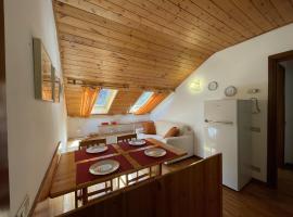 074 Bilocale Mansarda, Giustino, hotel v destinaci Giustino