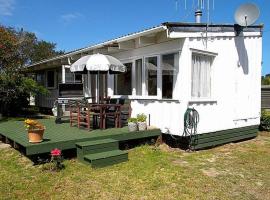 Hibiscus Cottage - Whangamata Bach，旺阿馬塔的有停車位的飯店