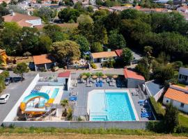 Camping Paradis 4 étoiles Au Port de L'Houmeau - La Rochelle, hotel dengan tab panas di LʼHoumeau