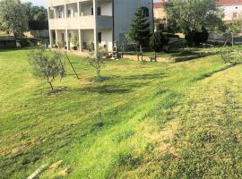 Lory a three bedroom apartment with a BBQ, apartemen di Divšići