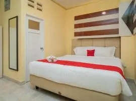 RedDoorz Plus Syariah near Pasar Turi