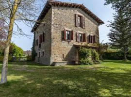 MAS CASALLIQUES Masovería en el término de Rupit i Pruit, cottage in Rupit