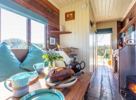 The Hoot Romantic Glamping, campground in Southwick