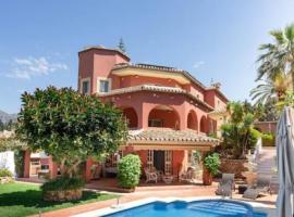 Beautiful modern 4 bedroom villa with heated pool and cinema in Las Lagunas de Mijas, atostogų namelis mieste Santa Fe de los Boliches