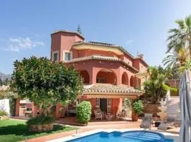 Beautiful modern 4 bedroom villa with heated pool and cinema in Las Lagunas de Mijas