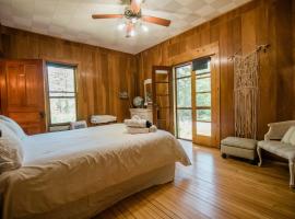 Jack Room BW Boutique Hotel, casa o chalet en Central Lake