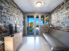 TerraZeus - Stone House Beachfront 2, ξενοδοχείο στη Μίλατο