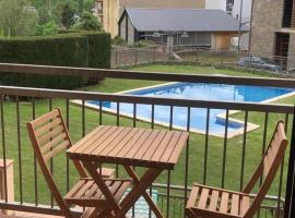 Precioso apartamento con piscina, ideal familias!, casă de vacanță din Sort
