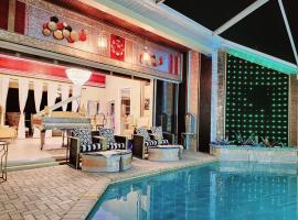 The Celebrity Millionaire Pool Party Mansion, feriebolig i Cape Coral