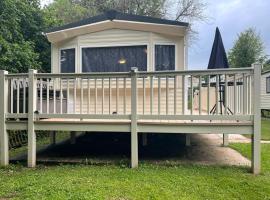 Hoburne Devon Bay beautiful 3 bedroom static caravan with decking، فندق في بينتون