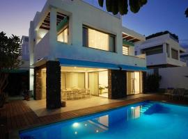 Villa BLUE PORTOFINO Los Cristianos, POOL, sumarbústaður í Los Cristianos