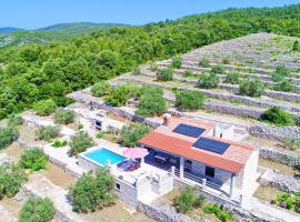 Holiday Home Zule บ้านพักในŽrnovo