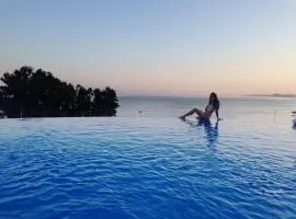 SUNNY HOUSE AT THE BEACH infinity pool shared