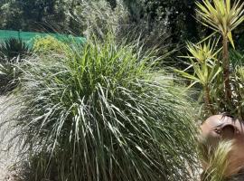 Le calme de la garrigue, B&B in Russan