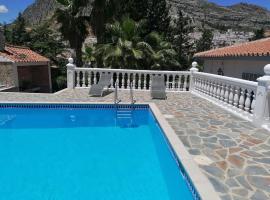 Charming House with Pool & Barbecue、Valle de Abdalagísのホテル