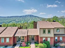 Timber Creek Townhome with 2 Decks and Mtn Views!、ウェスト・ドーバーのコテージ