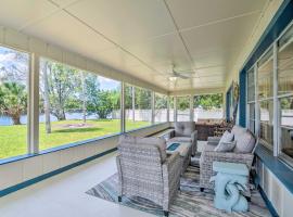 Riverview Homosassa Escape with Dock and Lanai!, cottage in Homosassa