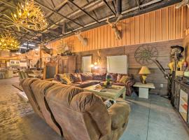 Family Leatherwood Resort Cabin with Fire Pit!，Dover的Villa