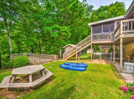 Barren River Lake Home with Boat Dock and Grill!, hotel in Lucas