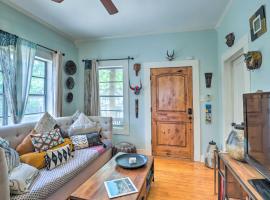 Colorful Texas Retreat Less Than 5 Mi to Dtwn Austin!, vacation home in Austin