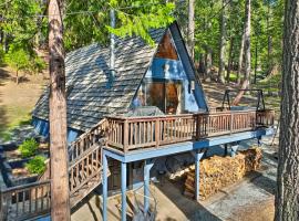 Kotedža Dreamy Woodland Hideaway with Grills and Fire Pit! pilsētā Camp Connell