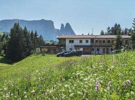 Ferienparadies Sabina Zirbel, hotel en Alpe di Siusi