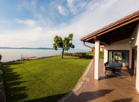 Balaton View Apartment, holiday home in Balatonbogl&aacute;r