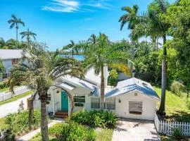 Crooked Coconut: Resort Pool & Spa, Dock