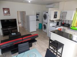 Stewart Apt- Trincity, Airport, Washer, Dryer, Office, Cable , WiFi, hotel sa Trincity 