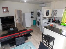 Stewart Apt- Trincity, Airport, Washer, Dryer, Office, Cable , WiFi, apartamento en Trincity 