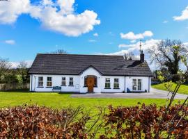 The Heights & Hollows Farmhouse, Saul, Downpatrick, SLEEPS 14, hotel a Downpatrick