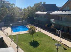 Casa nueva en la ciudadela con piscina, apartmen di Jaca