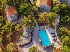 Holiday Estate "Bujur" - private pool, surrounded by nature!, vilă din Šibenik
