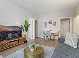 Warm & Lovely 2BR Apt close to Dining & Shops - Touhy 1S