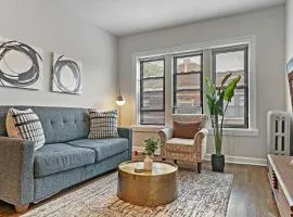 2BR Lively & Chic Apartment close to Shops - Touhy 3S
