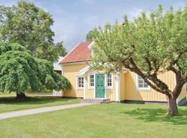 Nice Home In Vimmerby With Wifi，Flohult的有停車位的飯店