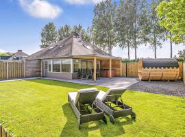 Oud Kempen Bungalow 37, hotel met zwembaden in Stavenisse