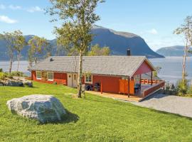 Awesome Home In Hundeidvik With 4 Bedrooms And Internet: Hundeidvik şehrinde bir villa