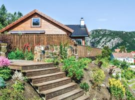Lovely Home In Farsund With House A Mountain View，Herad的豪華飯店