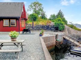 2 Bedroom Lovely Home In Hyllestad, villa in Hovland