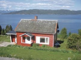 Stunning Home In Vgstranda With Kitchen, hotel na may parking sa Hjelvik